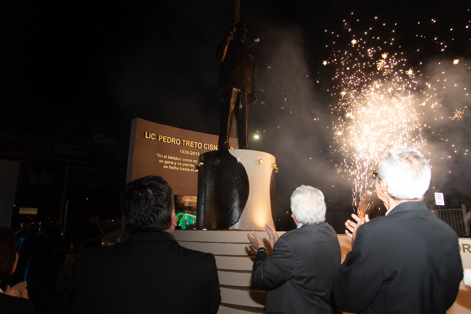 Encuentro nocturno frente al monumento de Pedro Treto Cisneros, con luces de celebración