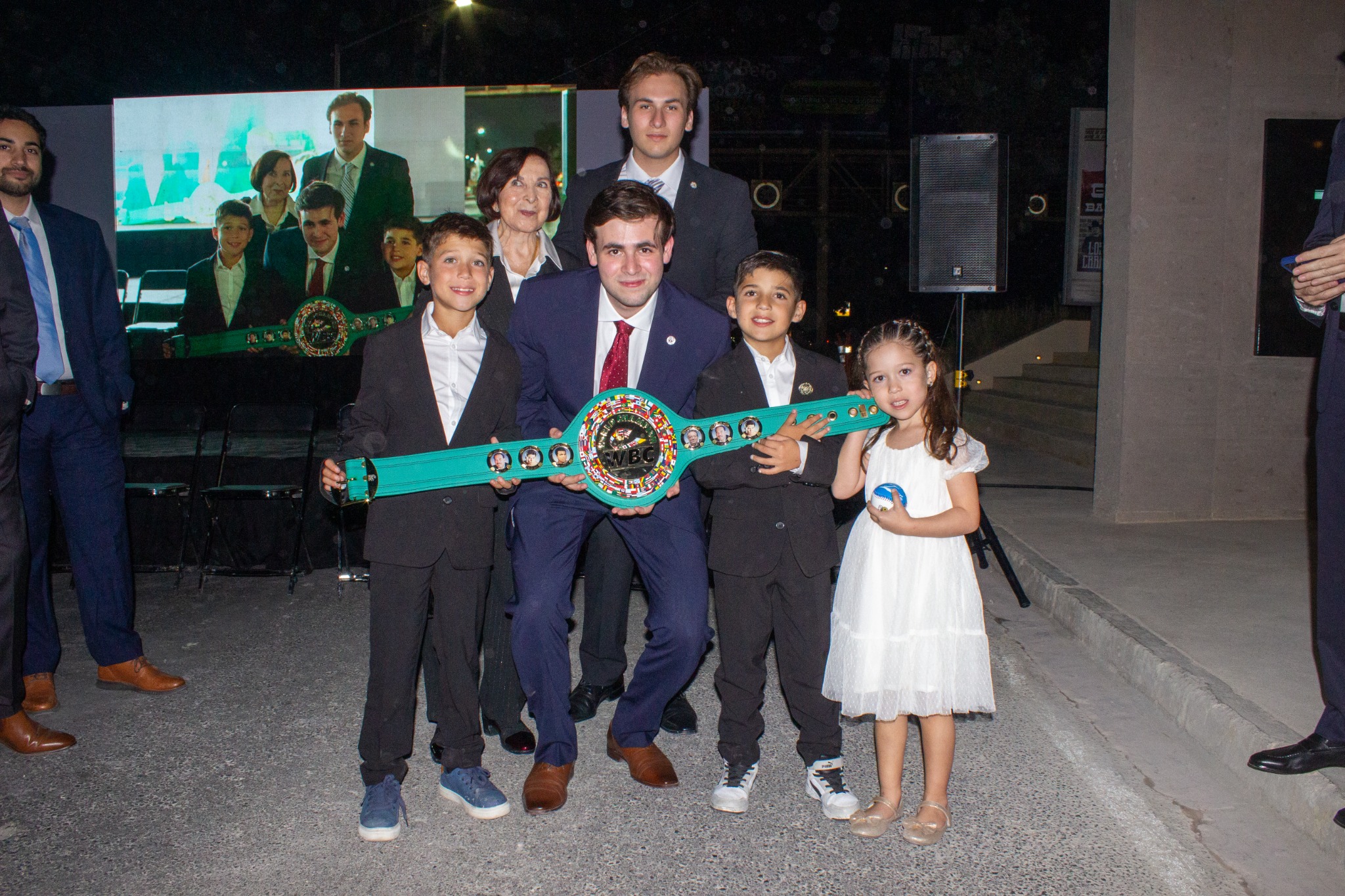 Retrato de grupo durante un encuentro familiar con un cinturón de campeonato