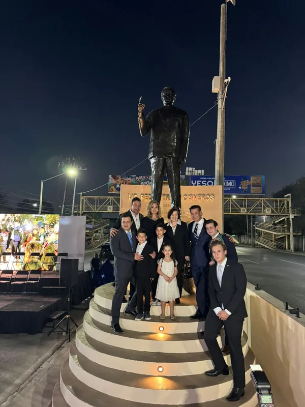 Grupo familiar reunido al pie del monumento a Pedro Treto Cisneros