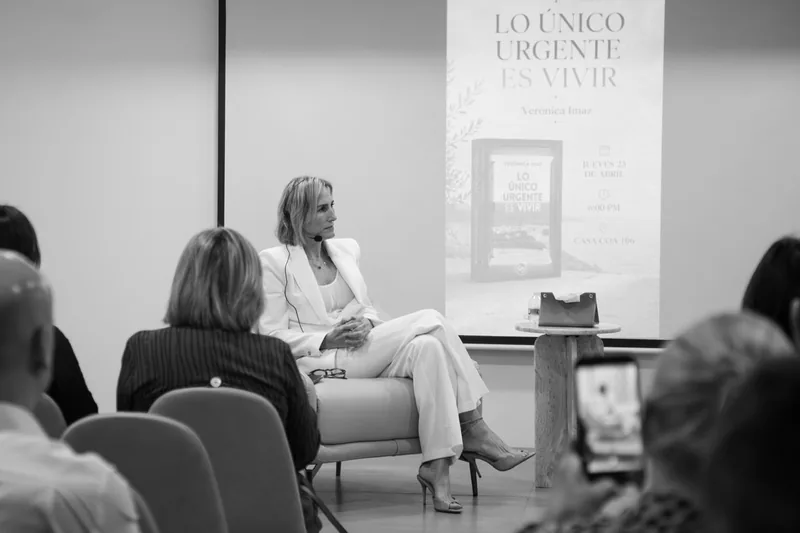 La autora participa en la presentación del libro ante el público