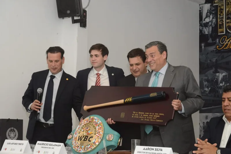 Presentación de un reconocimiento con un bate durante el encuentro