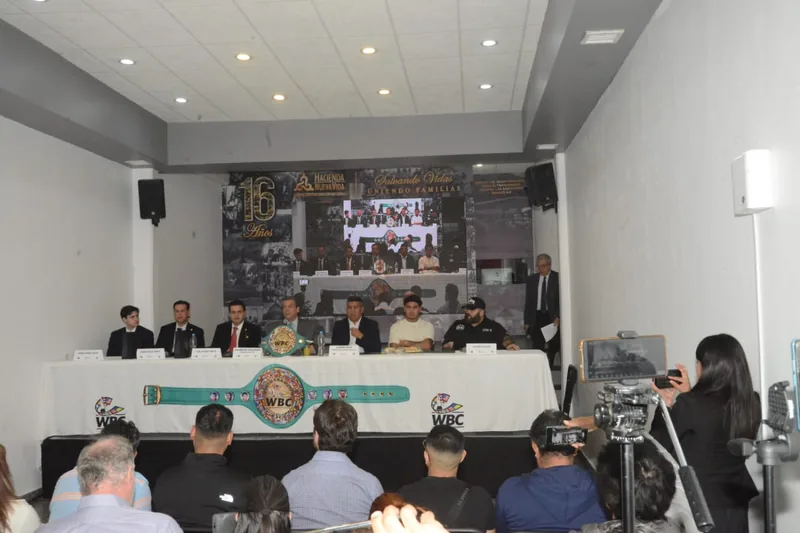 Vista general del salón y asistentes al encuentro