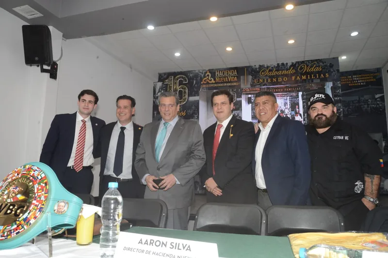 Retrato de grupo junto a la mesa del WBC