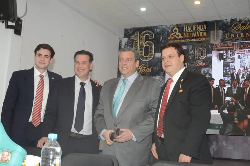 Cuatro participantes posan en Hacienda Nueva Vida